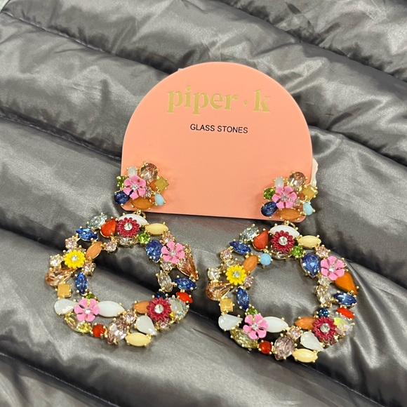 NWT ⚜️🌺⚜️ Piper K Gorgeous Colorful floral hoop earrings - Picture 9 of 12